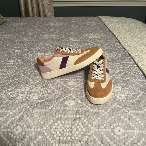 Chelsea & Violet Stylish Women's Sneakers in Tan and Purple, size 8.5. - Picture 1 of 7